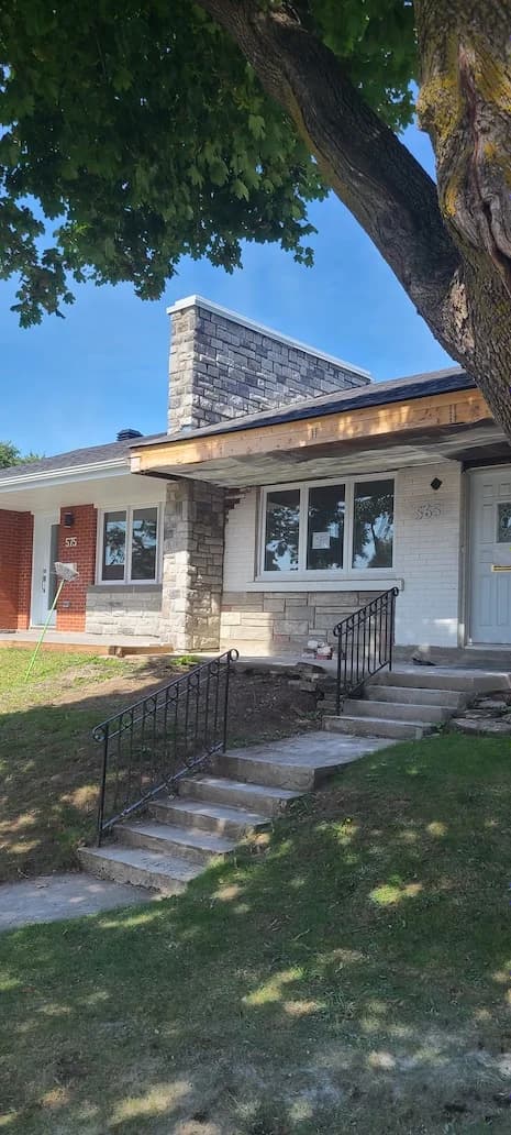 Cheminée et mur extérieur reconstruits en pierre collée