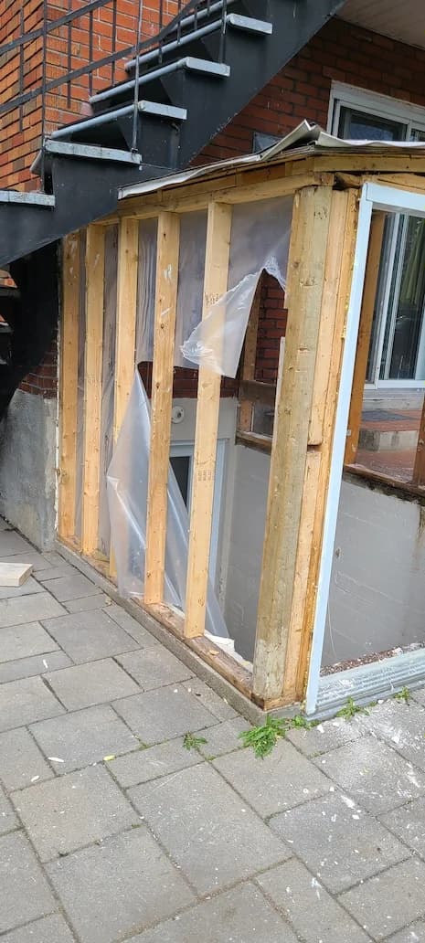 Chantier de démolition contrôlée d’un mur en maçonnerie