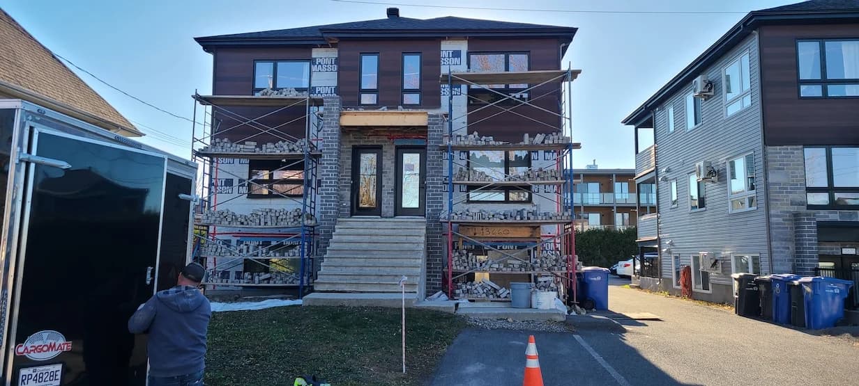 Façade en brique posée par Darmax Construction